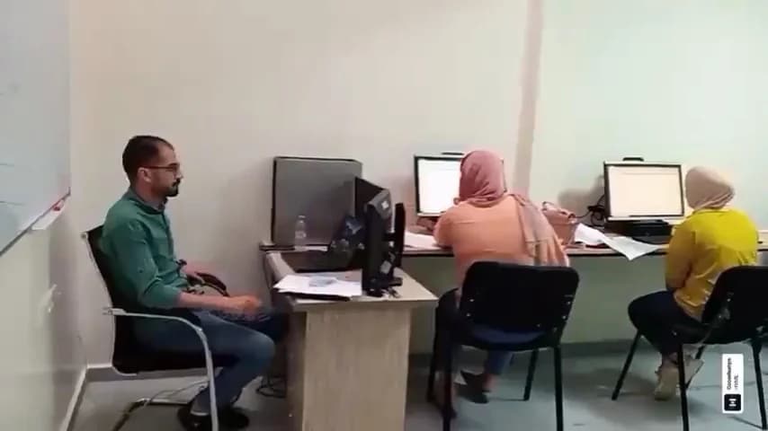 الأستاذ والمشاركات خلال حصة الإعلاميات داخل المركز