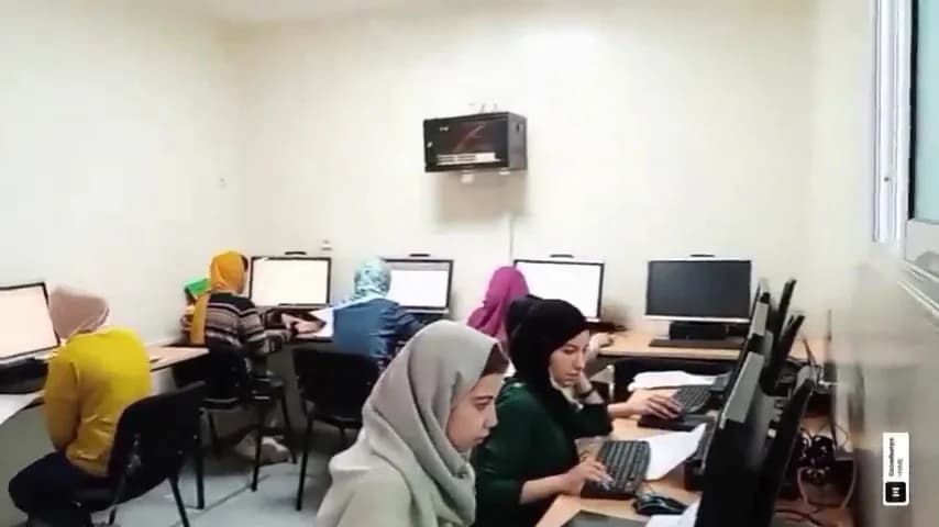 متدربات داخل قاعة الإعلاميات كيطبقو على الحواسيب