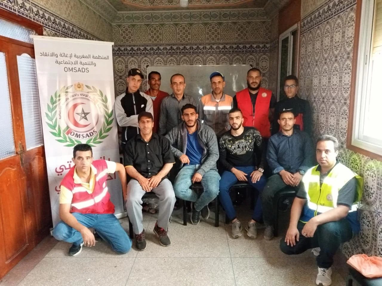 مجموعة من المشاركين داخل المركز أمام سبورة